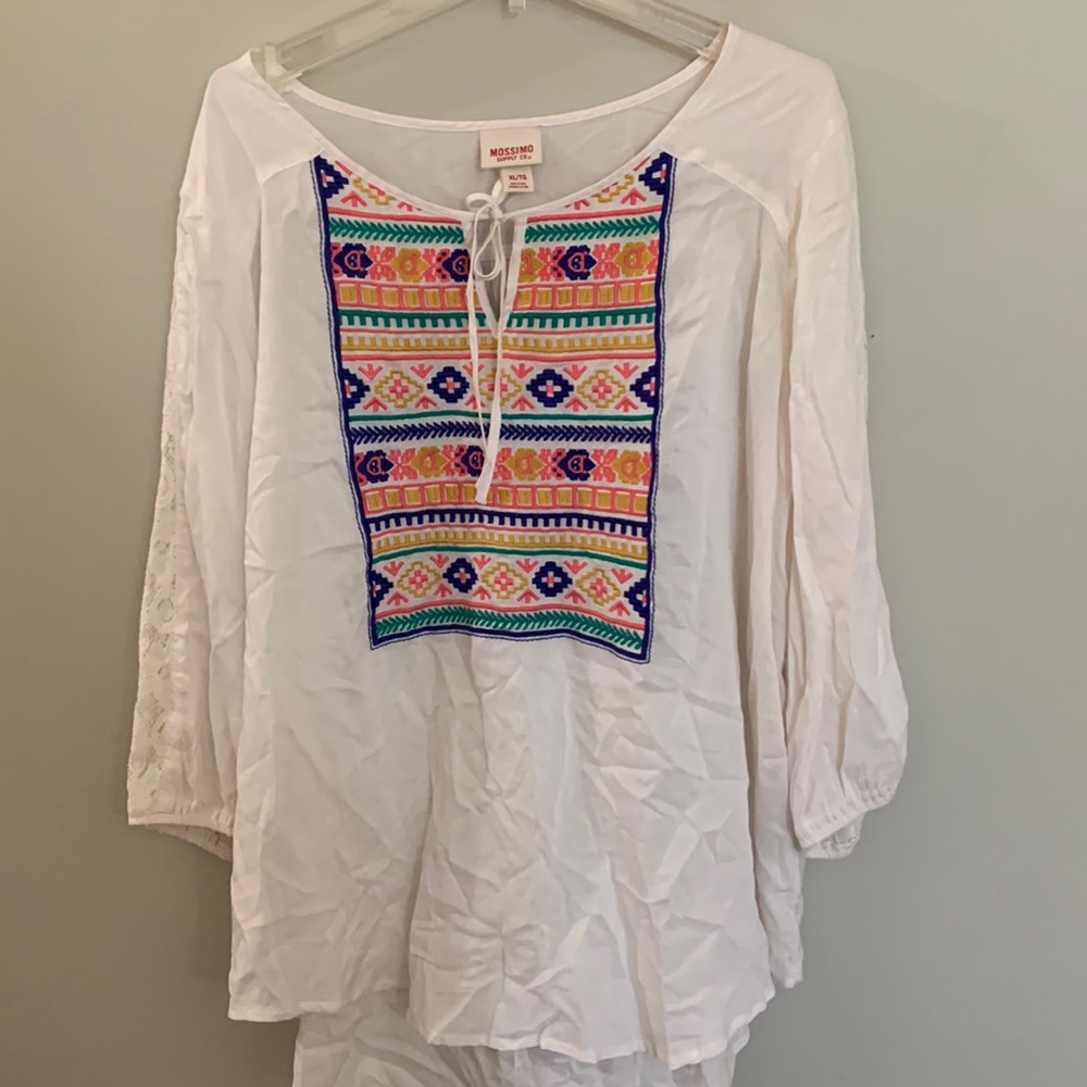 Mossimo flowy off white blouse with pretty embroider on front